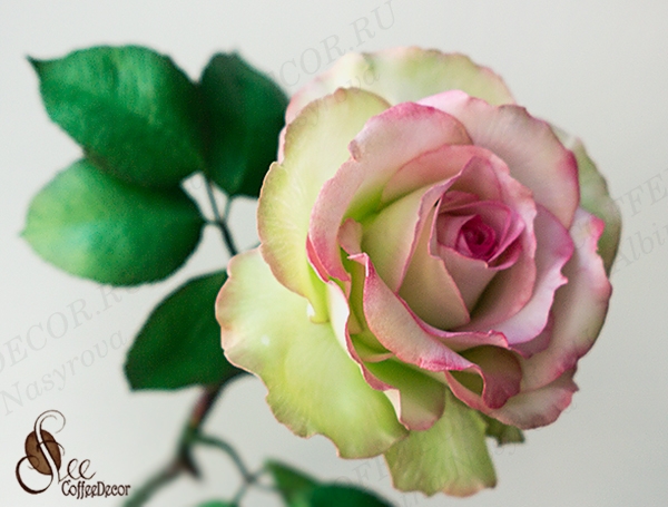 Интерьерная роза из фоамирана