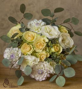 Букет с розами Дэвида Остина (пионовидные розы или остинки), георгином и эвкалиптом Пополус (Populus), Парвифолия (Parvofolia) и Цинерея (Cinerea) из фоамирана