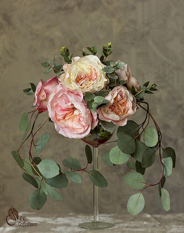 Композиция с розами Дэвида Остина (пионовидные розы или остинки) и эвкалиптом Пополус (Populus), Парвифолия (Parvofolia) и Цинерея (Cinerea) из фоамирана