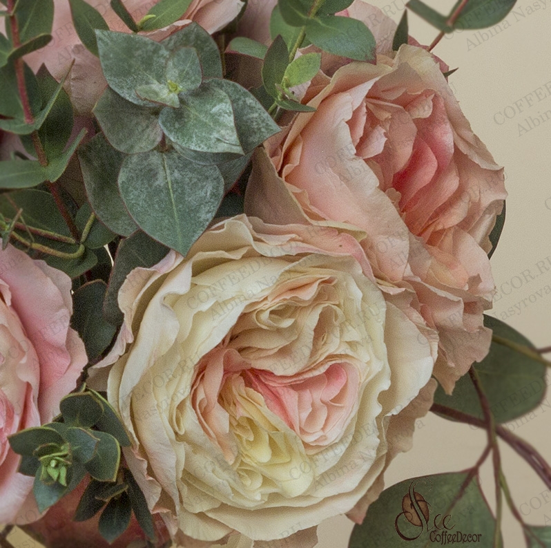 Композиция с розами Дэвида Остина (пионовидные розы или остинки) и эвкалиптом Пополус (Populus), Парвифолия (Parvofolia) и Цинерея (Cinerea) из фоамирана